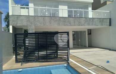 Imagem: A casa em condomínio possui 4 Dormitórios, 5 Banheiros, 2