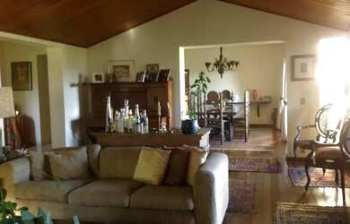 Imagem: A casa possui 4 Dormitórios, 5 Banheiros, 5 Vagas na garagem