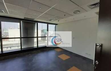 Imagem: O depósito possui 5 Vagas na garagem, 395m² de Área e está