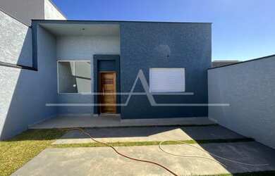 Imagem: A casa possui 3 Dormitórios, 2 Banheiros, 2 Vagas na garagem