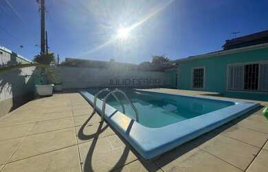 Imagem: A casa possui 2 Dormitórios, 2 Banheiros, 3 Vagas na garagem