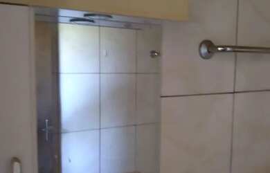 Imagem: A casa possui 4 Dormitórios, 1 Banheiro, 1 Vaga na garagem