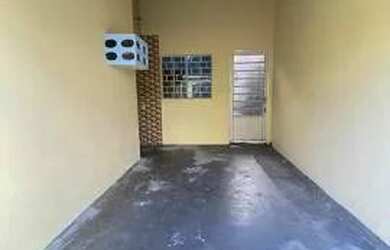 Imagem: A casa à venda possui 2 Dormitórios, 2 Banheiros, 1 Vaga na