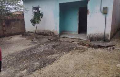 Imagem: A casa possui 2 Dormitórios, 1 Banheiro, 2 Vagas na garagem