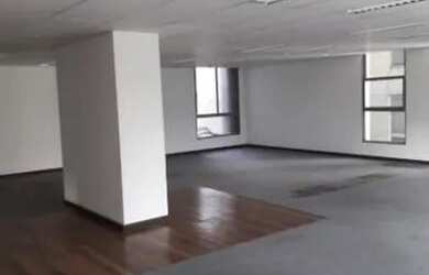 Imagem: O depósito possui 5 Vagas na garagem, 516m² de Área e está