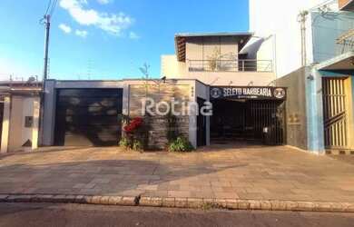 Imagem: A casa possui 4 Dormitórios, 4 Banheiros, 4 Vagas na garagem