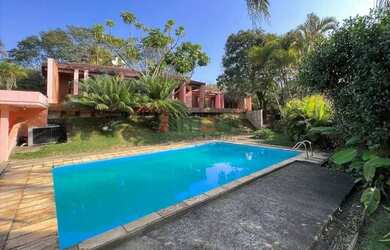 Imagem: A casa possui 4 Dormitórios, 4 Banheiros, 5 Vagas na garagem