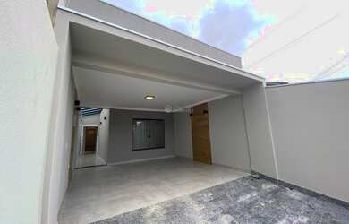 Imagem: A casa possui 3 Dormitórios, 2 Banheiros, 2 Vagas na garagem