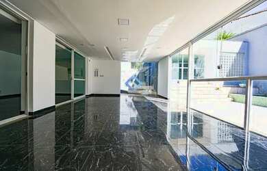 Imagem: A casa possui 4 Dormitórios, 4 Banheiros, 5 Vagas na garagem