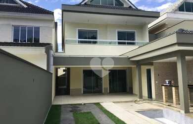 Imagem: A casa em condomínio possui 5 Dormitórios, 5 Banheiros, 3