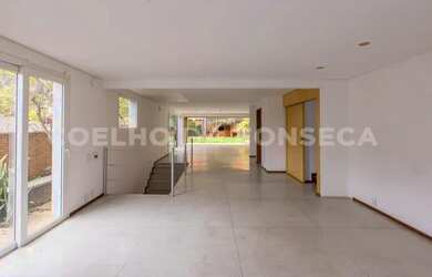 Imagem: A casa possui 4 Dormitórios, 5 Banheiros, 4 Vagas na garagem