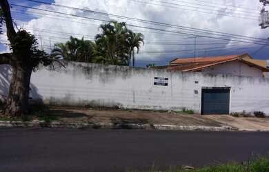 Imagem: A casa possui 3 Dormitórios, 2 Banheiros, 5 Vagas na garagem