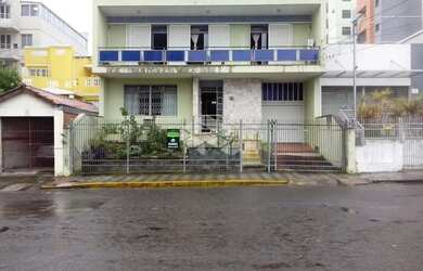 Imagem: A casa possui 5 Dormitórios, 3 Banheiros, 3 Vagas na garagem