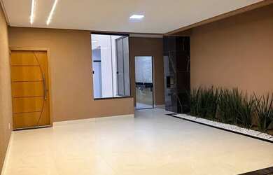 Imagem: A casa possui 3 Dormitórios, 2 Banheiros, 2 Vagas na garagem