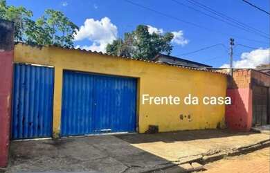 Imagem: A casa possui 3 Dormitórios, 2 Banheiros, 2 Vagas na garagem