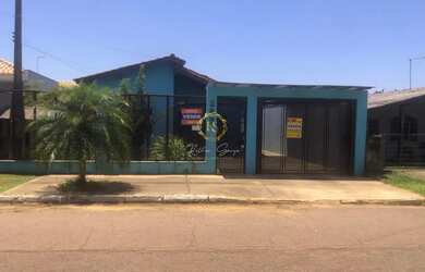 Imagem: A casa possui 2 Dormitórios, 2 Banheiros, 2 Vagas na garagem