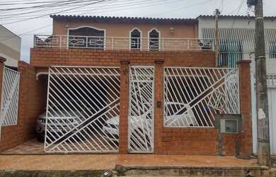 Imagem: A casa possui 3 Dormitórios, 3 Banheiros, 3 Vagas na garagem