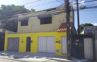 Imagem: A casa possui 4 Dormitórios, 3 Banheiros, 1 Vaga na garagem