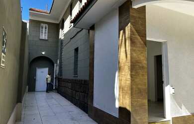 Imagem: O depósito possui 3 Vagas na garagem e 423m² de Área e está