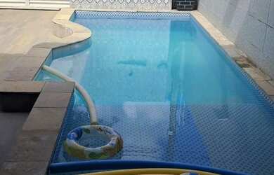 Imagem: A casa possui 2 Dormitórios, Acomodam 10 pessoas, 2 Vagas na