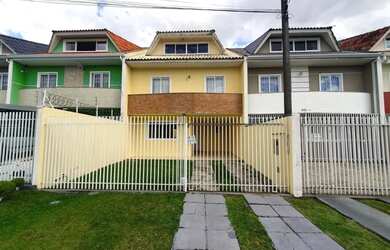 Imagem: A casa possui 3 Dormitórios, 1 Banheiro, 2 Vagas na garagem