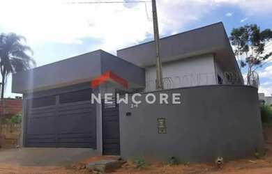 Imagem: A casa possui 3 Dormitórios, 2 Banheiros, 3 Vagas na garagem