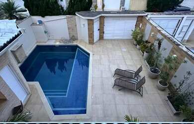 Imagem: A casa em condomínio possui 5 Dormitórios, 5 Banheiros, 3