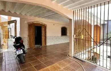 Imagem: A casa possui 3 Dormitórios, 2 Banheiros, 2 Vagas na garagem