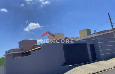 Imagem: A casa possui 2 Dormitórios, 2 Banheiros, 2 Vagas na garagem