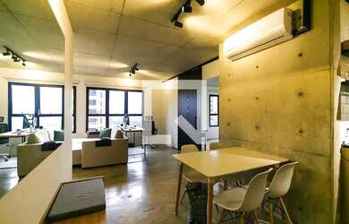 Imagem: O apartamento possui 1 Dormitório, 1 Banheiro, 2 Vagas na garagem