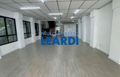 Imagem: O depósito possui 5 Vagas na garagem e 2113m² de Área e está