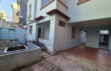 Imagem: A casa possui 4 Dormitórios, 3 Banheiros, 4 Vagas na garagem