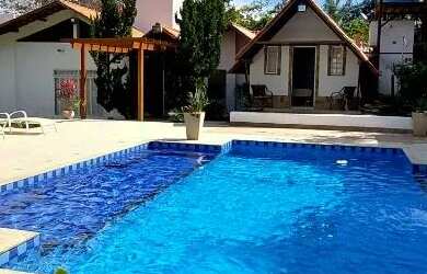 Imagem: A casa possui 4 Dormitórios, 5 Banheiros, 5 Vagas na garagem