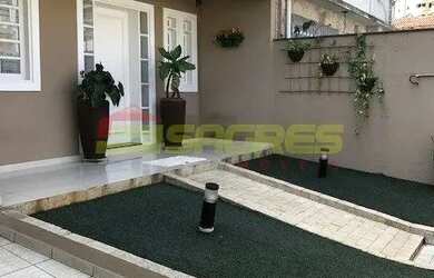 Imagem: A casa possui 4 Dormitórios, 4 Banheiros, 5 Vagas na garagem