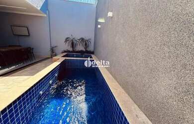 Imagem: A casa possui 3 Dormitórios, 2 Banheiros, 4 Vagas na garagem