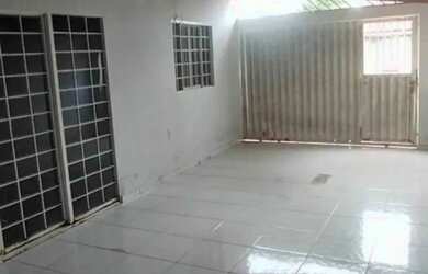 Imagem: A casa possui 3 Dormitórios, 1 Banheiro, 2 Vagas na garagem