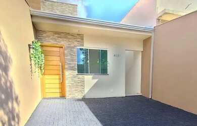 Imagem: A casa possui 4 Dormitórios, 3 Banheiros, 2 Vagas na garagem