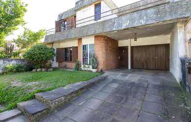 Imagem: A casa possui 4 Dormitórios, 3 Banheiros, 216m² de Área