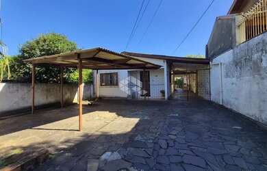 Imagem: A casa possui 4 Dormitórios, 2 Banheiros, 5 Vagas na garagem