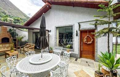 Imagem: A casa possui 4 Dormitórios, 5 Banheiros, 2 Vagas na garagem