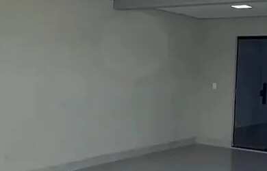 Imagem: A casa possui 3 Dormitórios, 2 Banheiros, 1 Vaga na garagem