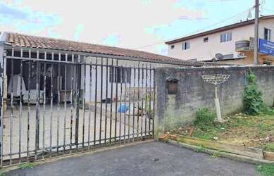 Imagem: A casa possui 3 Dormitórios, 1 Banheiro, 3 Vagas na garagem