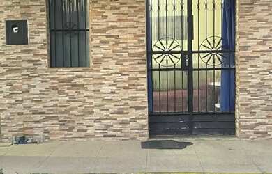 Imagem: A casa possui 2 Dormitórios, 1 Banheiro e está localizado