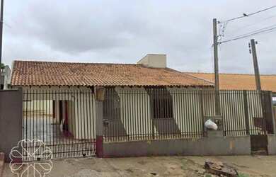 Imagem: A casa possui 4 Dormitórios, 3 Banheiros, 4 Vagas na garagem