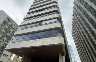 Imagem: O apartamento possui 4 Dormitórios, 5 Banheiros, 3 Vagas na