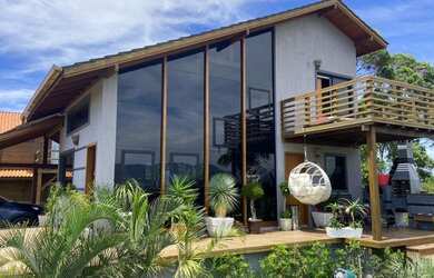 Imagem: A casa possui 1 Dormitório, 2 Banheiros, 1 Vaga na garagem