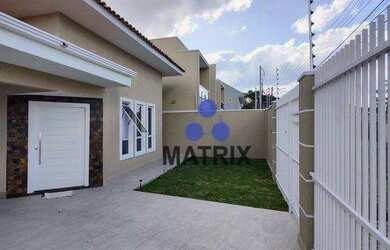 Imagem: A casa possui 3 Dormitórios, 3 Banheiros, 4 Vagas na garagem