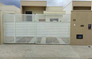 Imagem: A casa possui 2 Dormitórios, 2 Banheiros, 2 Vagas na garagem