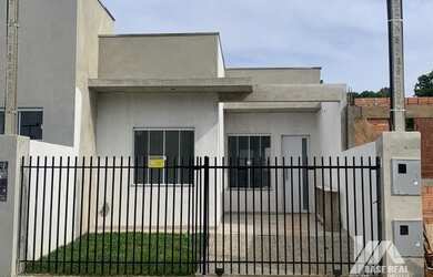 Imagem: A casa possui 2 Dormitórios, 1 Banheiro, 2 Vagas na garagem