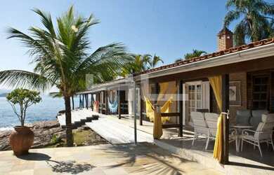 Imagem: A casa possui 5 Dormitórios, 5 Banheiros, 480m² de Área e